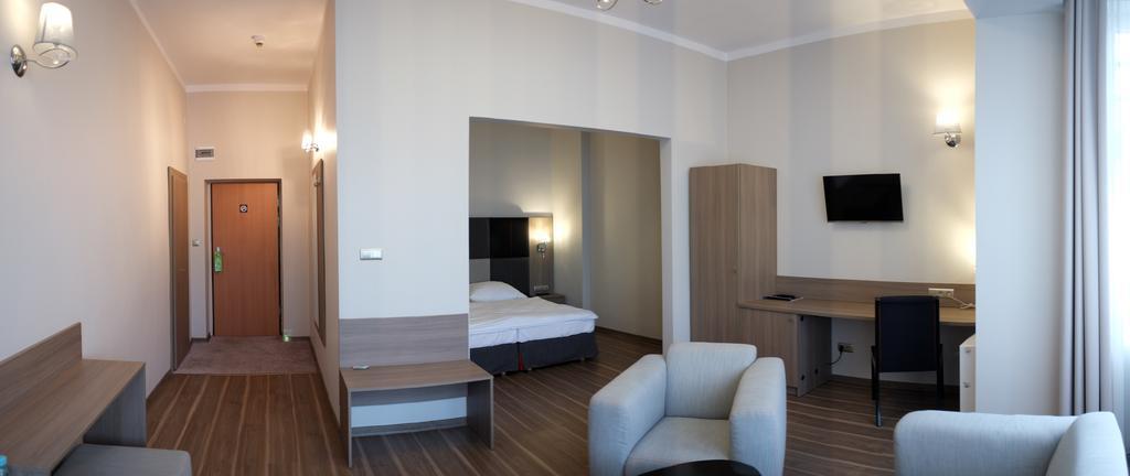 Hotel Srodmiejski Zielona Góra Quarto foto