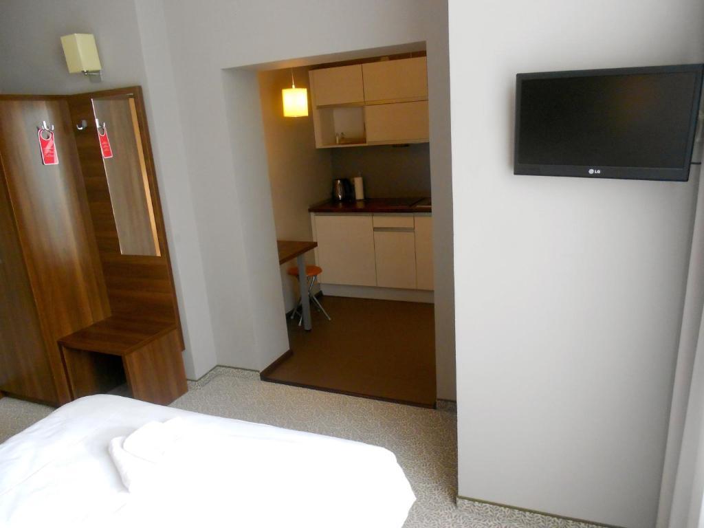 Hotel Srodmiejski Zielona Góra Quarto foto