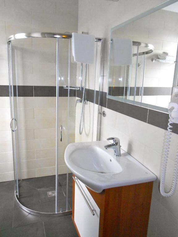 Hotel Srodmiejski Zielona Góra Quarto foto