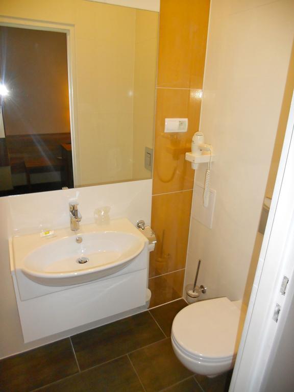 Hotel Srodmiejski Zielona Góra Quarto foto